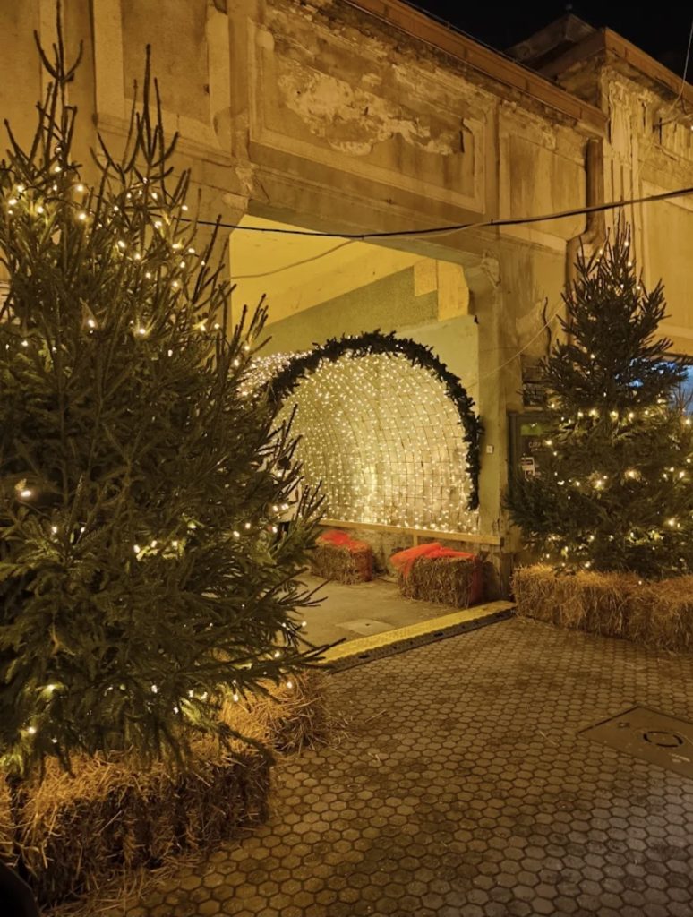 ADVENTSKI TRIBUNAL: KAD SE U ĐAKOVU SUDI KLIZALIŠTU, A NE GLUPIMA 1000126327 774x1024