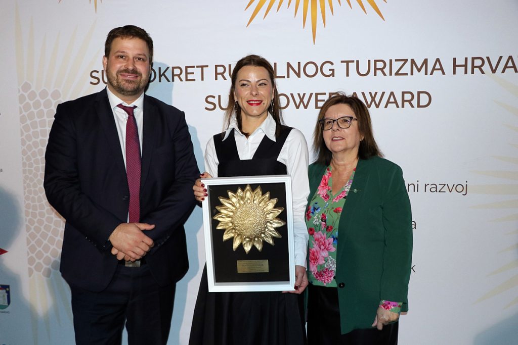 ĐAKOVAČKA ADVENTSKA BAJKA O KOCIJAMA, MIMOZAMA I MULTIVERZUMU IDIOTIZMA 1000126908