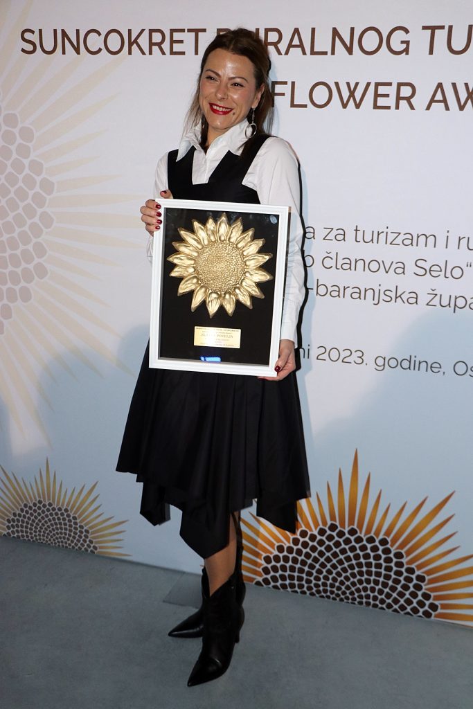 ADVENTSKA GROBNICA U ĐAKOVU: KRATKA POVIJEST JEDNOG NESTALOG DOGAĐAJA 1000126909