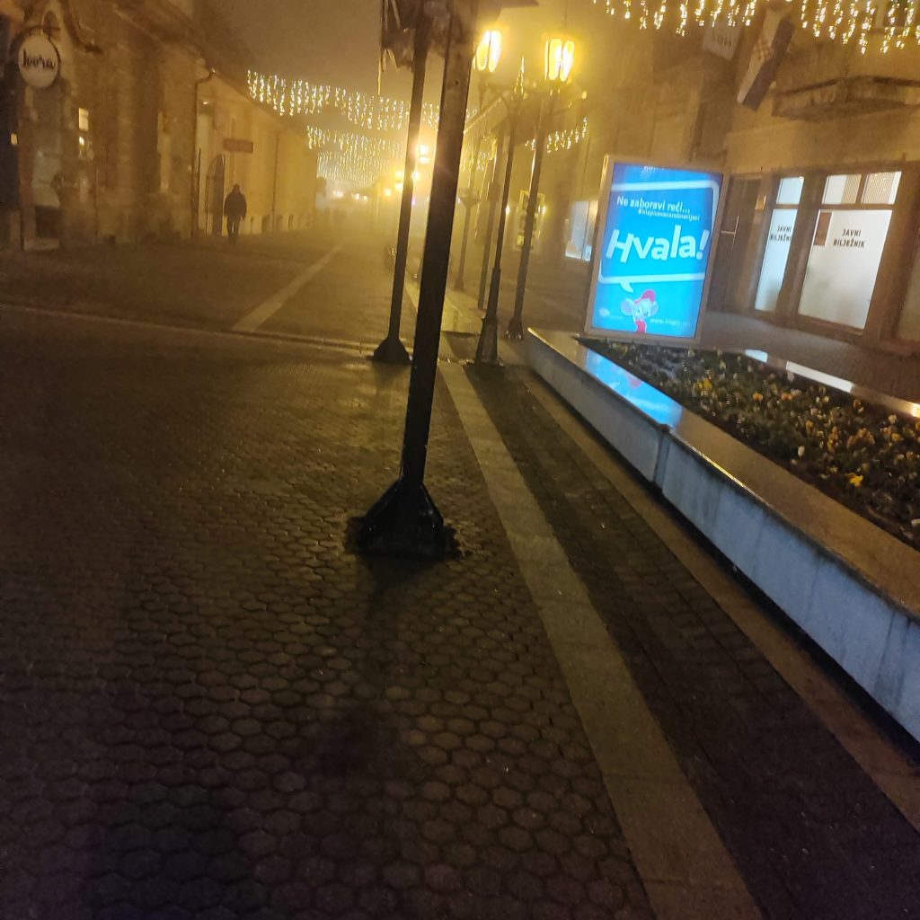 ĐAKOVAČKA ADVENTSKA BAJKA O KOCIJAMA, MIMOZAMA I MULTIVERZUMU IDIOTIZMA 1000127644